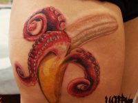 Татуировка банана с кожурой щупальцами на плече