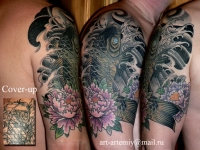 Татуировка рыба и цветок на плече
