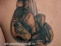 Татуировка боксерские перчатки на лопатке