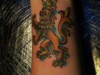 Татуировка лев в короне на предплечье