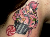 Татуировка пирожное с вишенкой на шее
