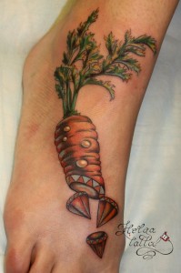 татуировка на ноге морковь