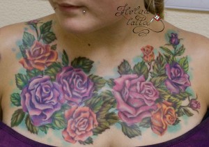 татуировка на груди розы