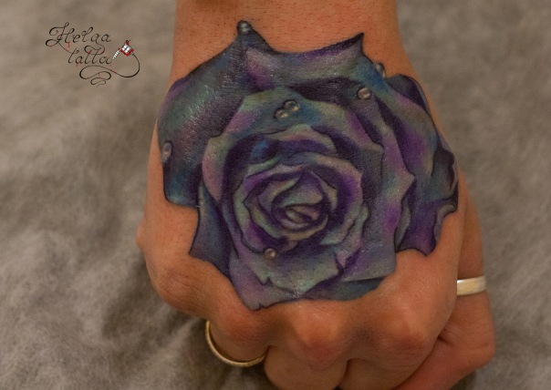 тату на кисти реализм цветы tattoo голубая розочка