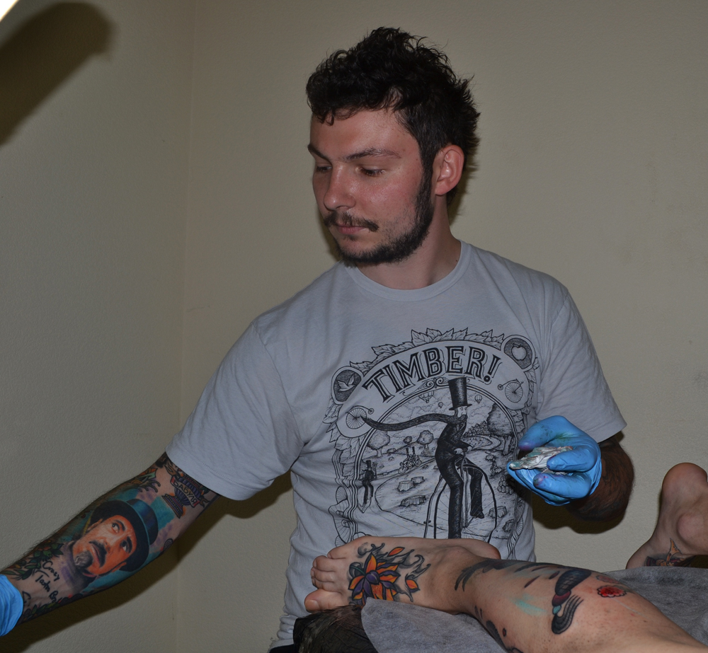 Татуировка выполнена мастером Михаилом Омелько по собственному эскизу. Обладатель этой замечательной работы - наш татуировщик Алексей Magpie.