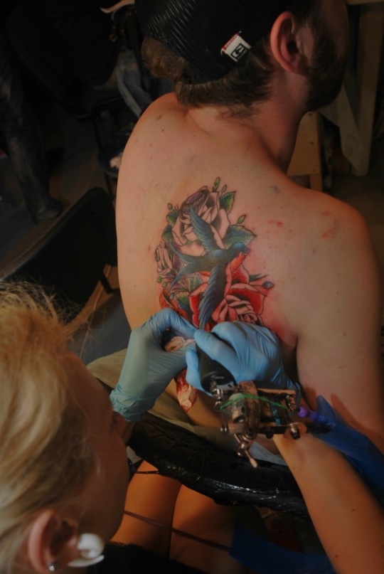 татуировка old scholl tradition tattoo helga hagen ласточка розы