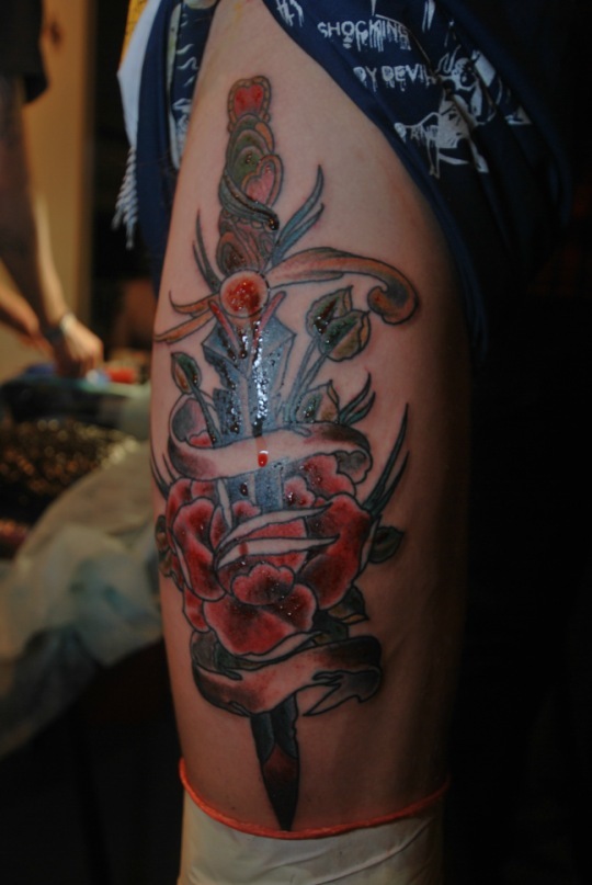 татуировка old scholl tradition tattoo кинжал роза на ноге