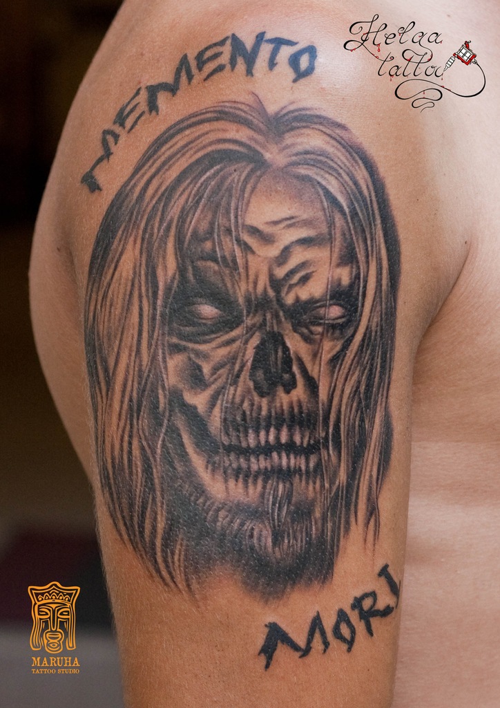 черно-белая тату на плече мужская татуировка монстр чудовище