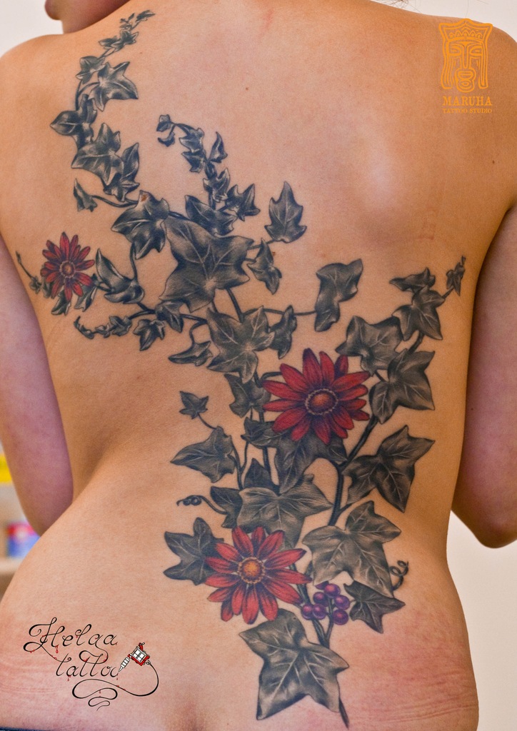 женская изящная татуировка тату ромашки
