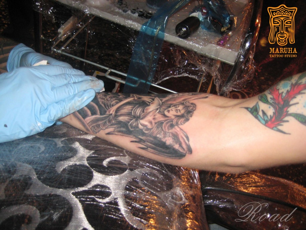 татуировка ангел чёрно-белая black&grey tattoo на руке