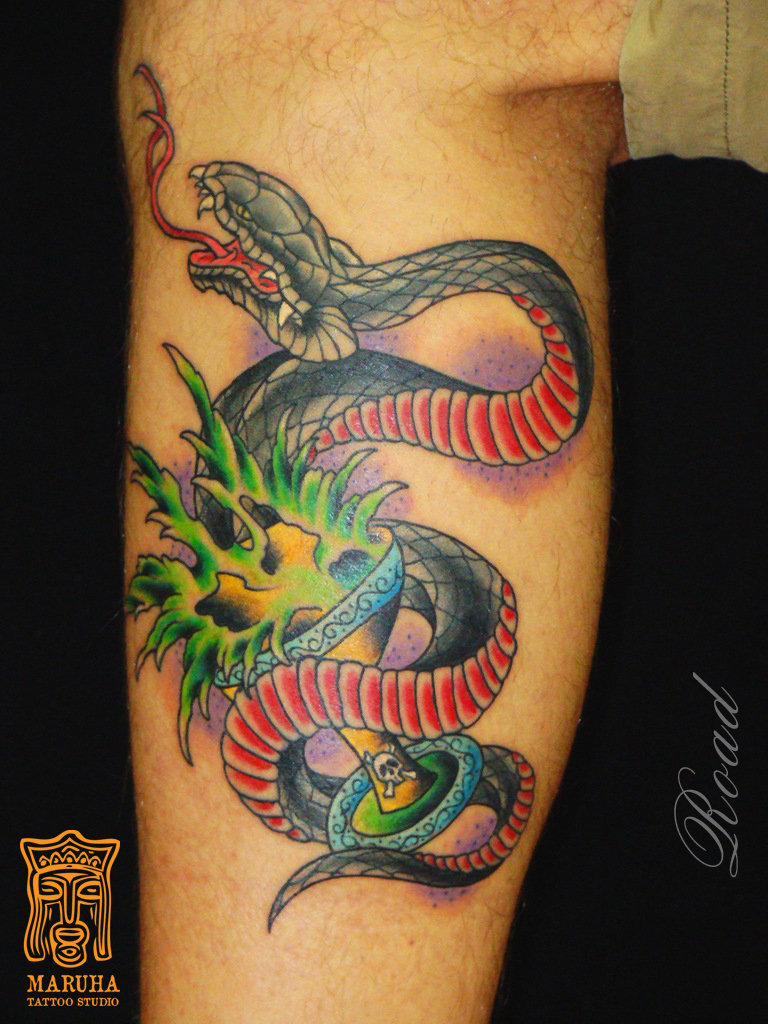татуировка змея и чаша на ноге олд скул нео традишнл neotraditional snake old school