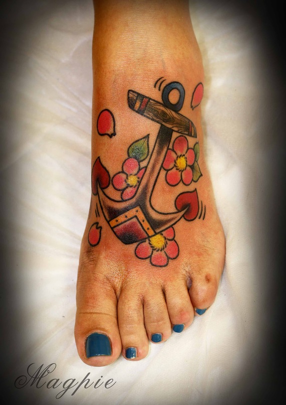 татуировка якоря на ноге,традиционная татуировка олд скул.тату студия санкт петербург тату салон Алексей Magpie