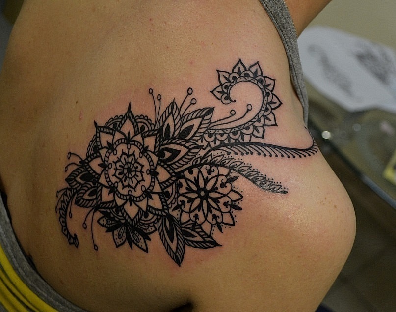 Татуировка выполнена на лопатке, время работы - около 3х часов. Мастер татуировки и автор эскиза - Виолетта Доморад. Менди, Мехенди. 