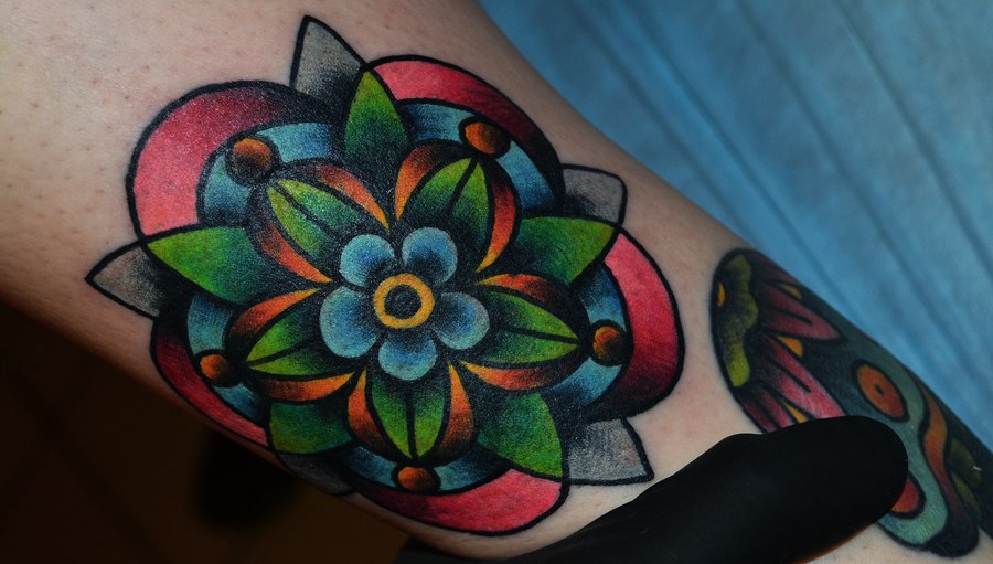 татуировка орнаментальный цветок