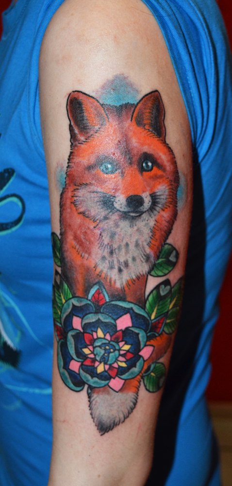 татуировка лисичка с цветочком