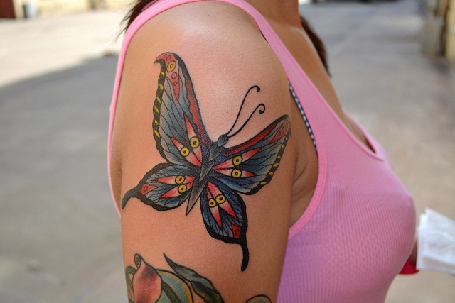 Татуировка выполнена на плече по индивидуальнаому рисунку для клиентки, продолжение рукава. Мастер Виолетта Доморад