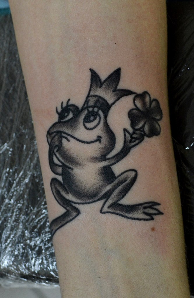 Миниатюрная черно-белая татуировка царевны - лягушки. Мастер Виолетта Доморад
