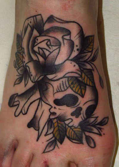 Художественна татуировка Череп с розой. Мастер Александра Табунс.