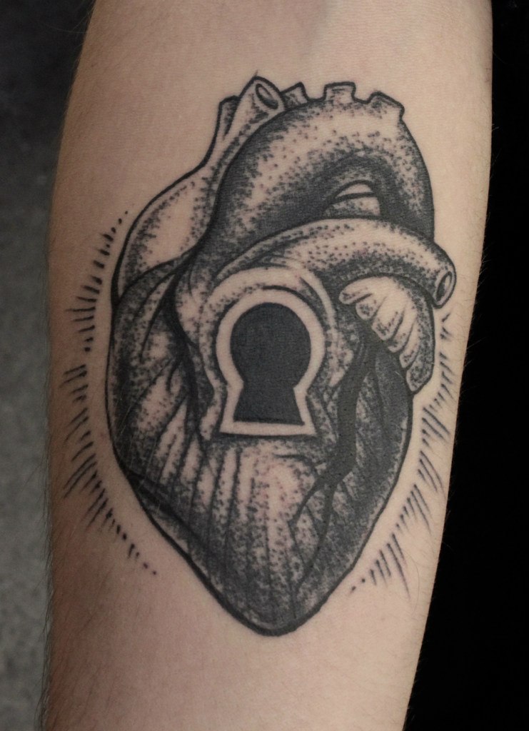 Художественная татуировка Сердце. Мастер Александра Табунс