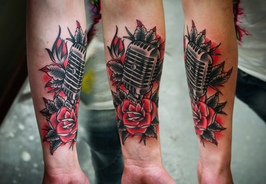 Художественная татуировка "Микрофон с розой". Выполненная мастером Денисом Марахиным. Часть тела: предплечье.