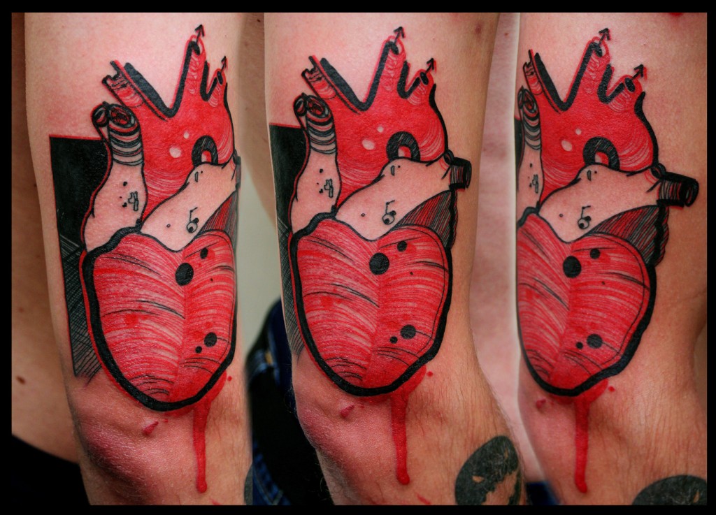 Художественная татуировка "Сердце". Выполненная мастером Александром. Часть тела: плечо. 