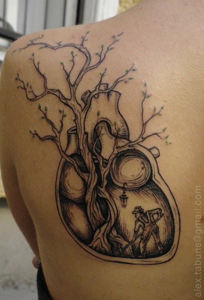 Художественная татуировка "Сердце". Часть тела: лопатка. Мастер Александра Табунс.