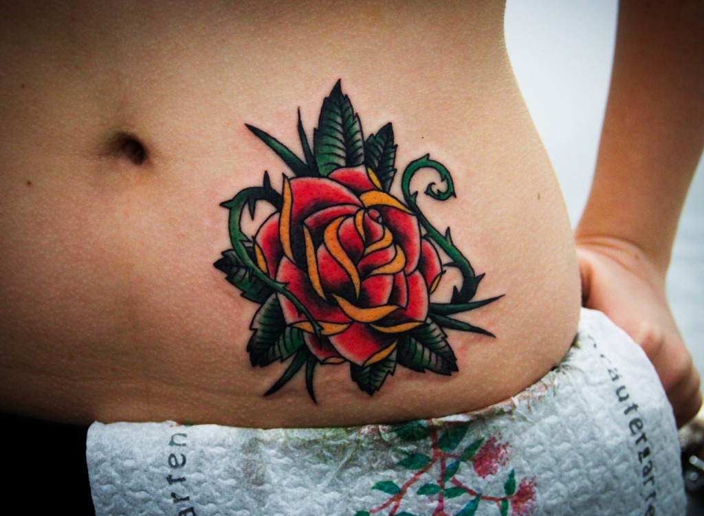 Художественная татуировка "Роза". Мастер Денис Марахин. Расположение: живот.