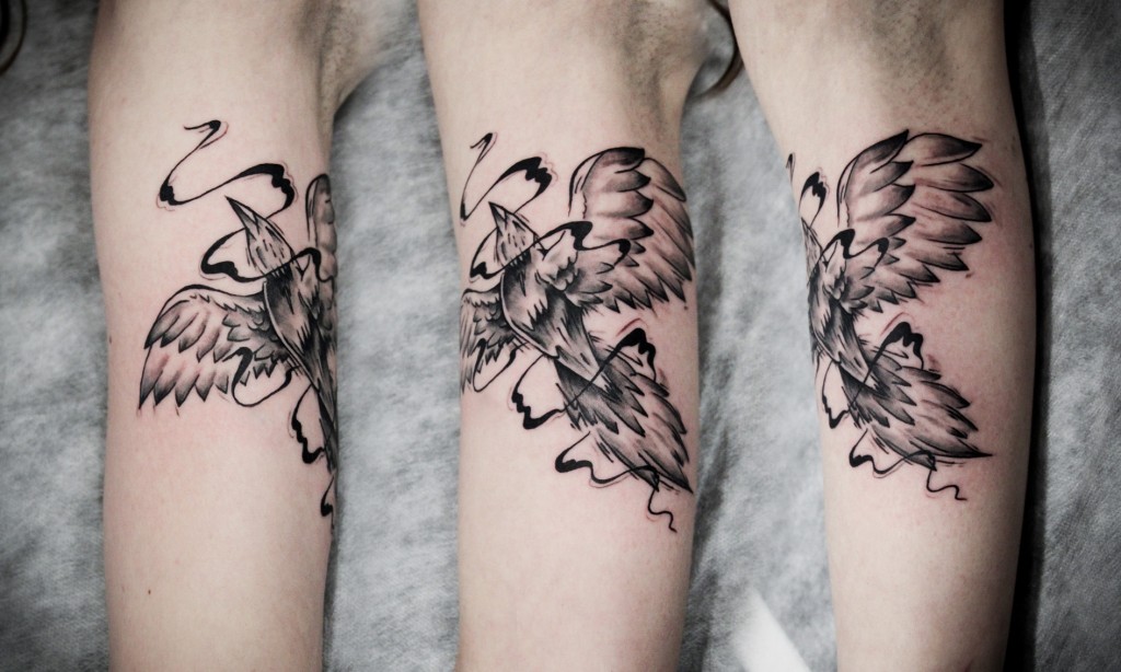 Художественна татуировка "Птица". Мастер Денис Марахин. Расположение: плечо.