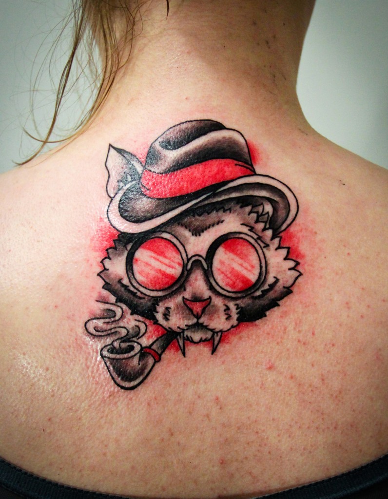 Художественная татуировка "Кот с трубкой". Мастер Денис Марахин. Расположение: шея.