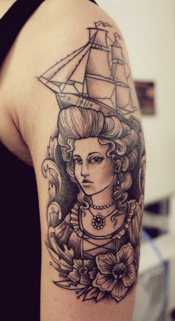 Мастер Александра Табунс. Татуировка Девушки с кораблем.