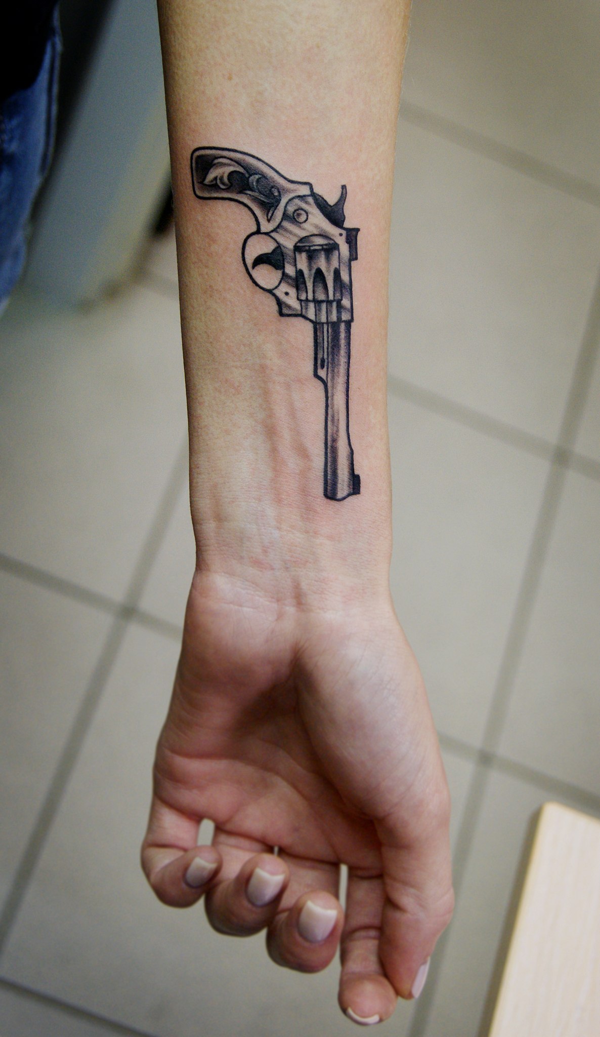 Татуировка "Револьвер". Мастер Валера Моргунов.