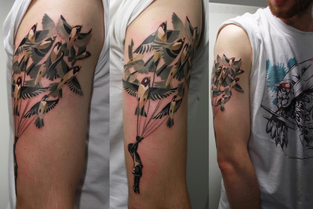Художественная татуировка "Человек с птицами". Мастер Саша Unisex. Расположение: плечо.