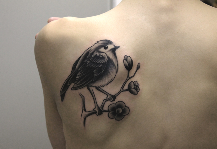 Татуировка "Птичка". Мастер Валера Моргунов. Расположение: лопатка.
