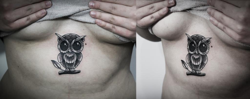 Художественная татуировка "Сова". Мастер Денис Марахин. Расположение: под грудью.