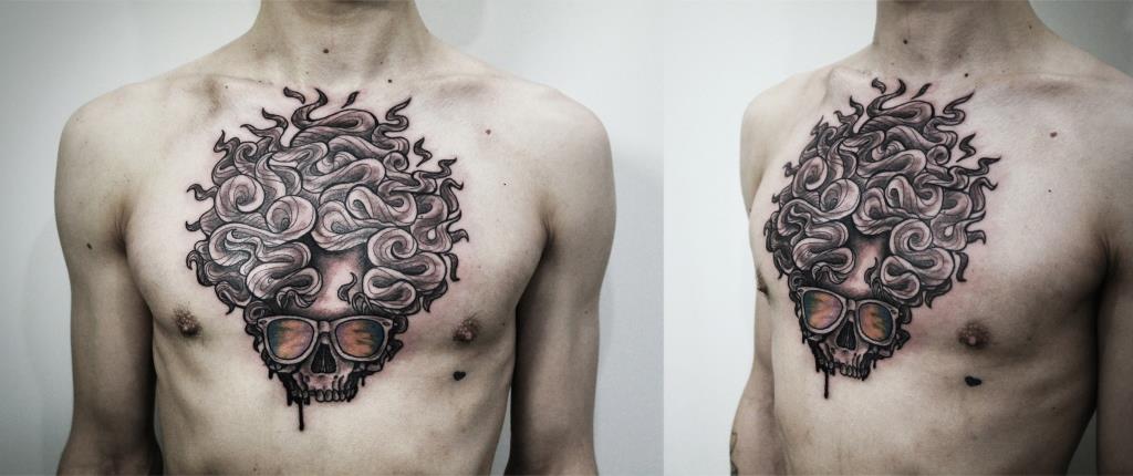 Художественная татуировка "Череп". Мастер Денис Марахин. Расположение: грудь.