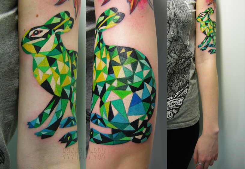 Художественная татуировка "Заяц". Мастер Саша Unisex. Расположение: плечо.