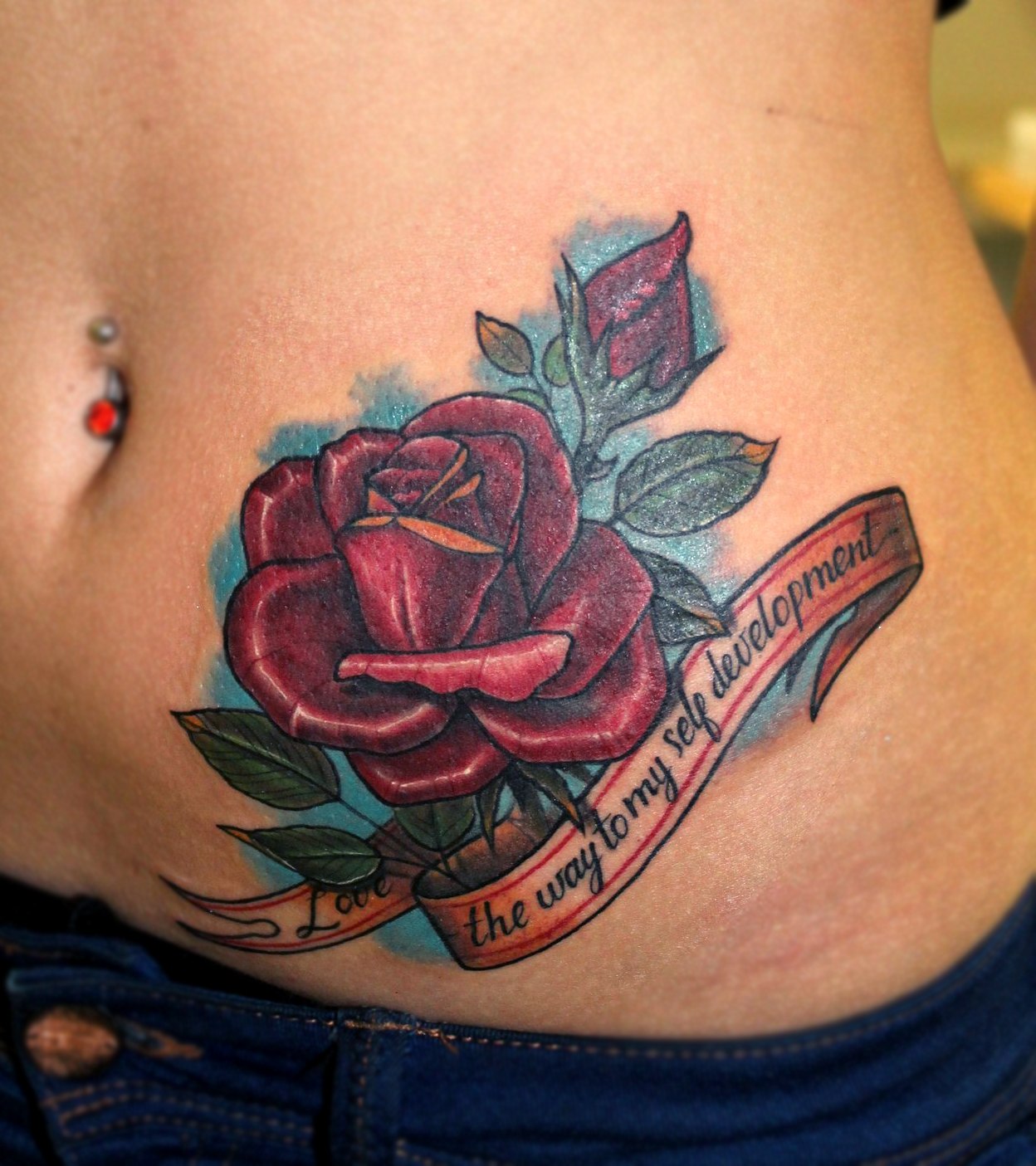 Художественная татуировка "Роза с лентой" от мастера Паши Заволока