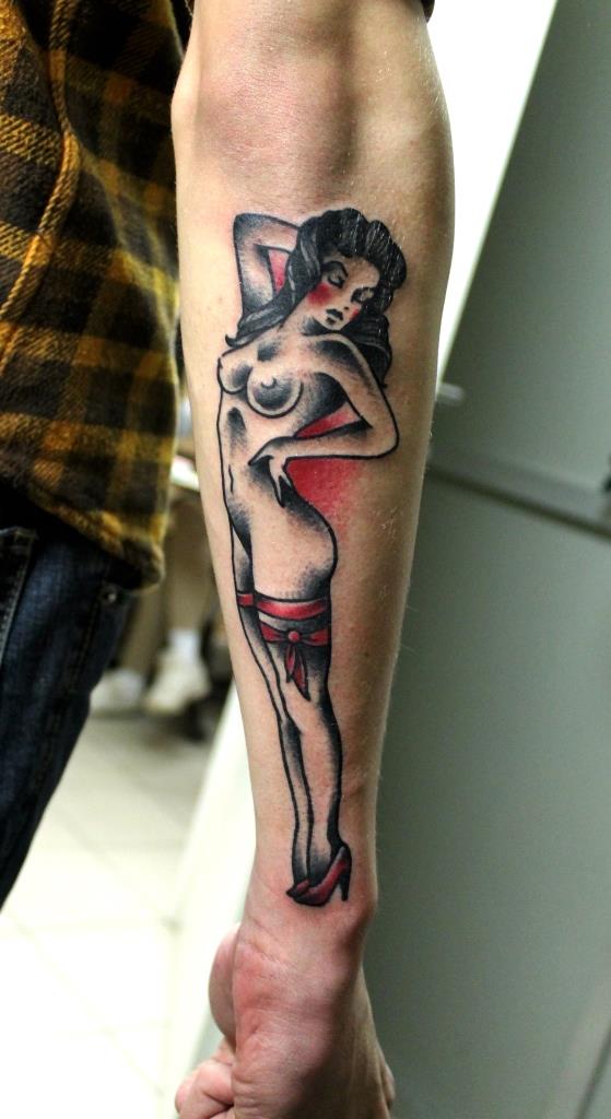 Голая женщина с красивыми татуировками