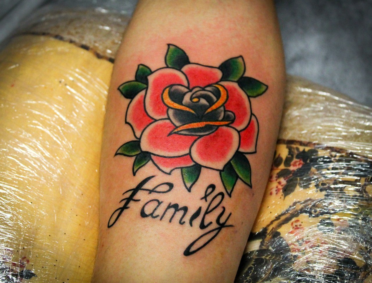 Художественная татуировка "Роза". С надписью "Family". Мастер Денис Марахин.