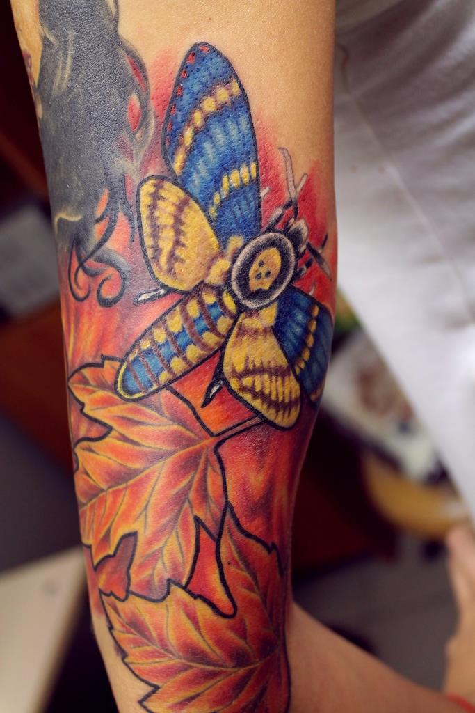 Художественная татуировка "Бабочка с листами". Мастер Евгений Химик.