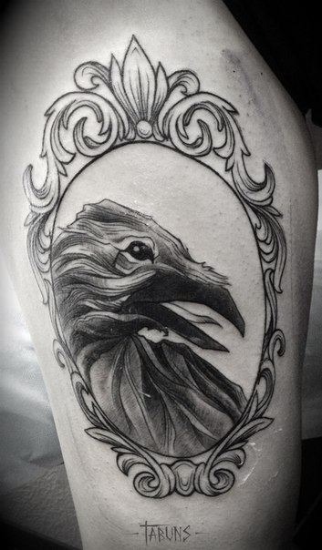 Художественная татуировка "Ворон в зеркале".Мастер Александра Табунс.
