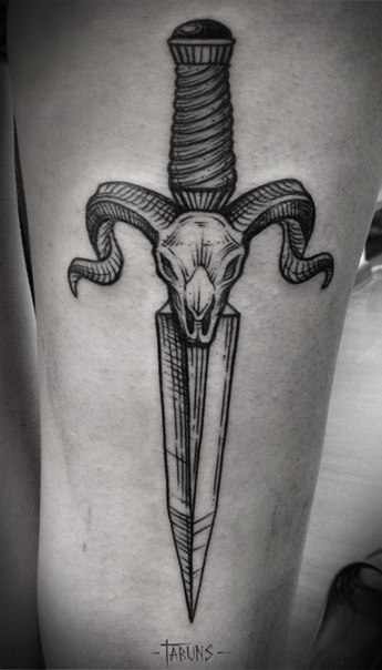 Художественная татуировка "Кинжал с черепом".Мастер Александра Табунс.