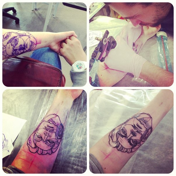 Мастер Саша Новик за работой. Процесс нанесения татуировки - стилизованного портрета Дали.