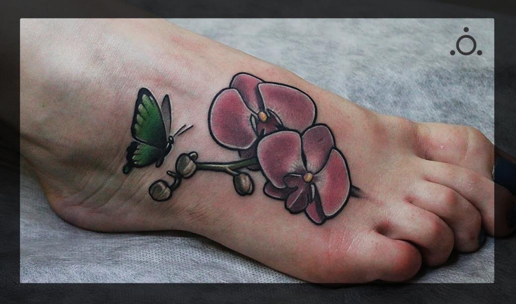 Художественная татуировка "Орхидеи с бабочкой" от мастера Павла Заволоки.
