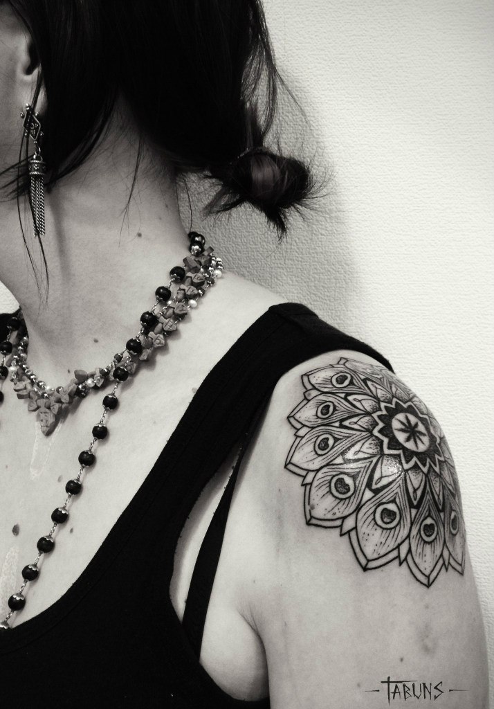 Художественная татуировка Мандала от Александры Табунс