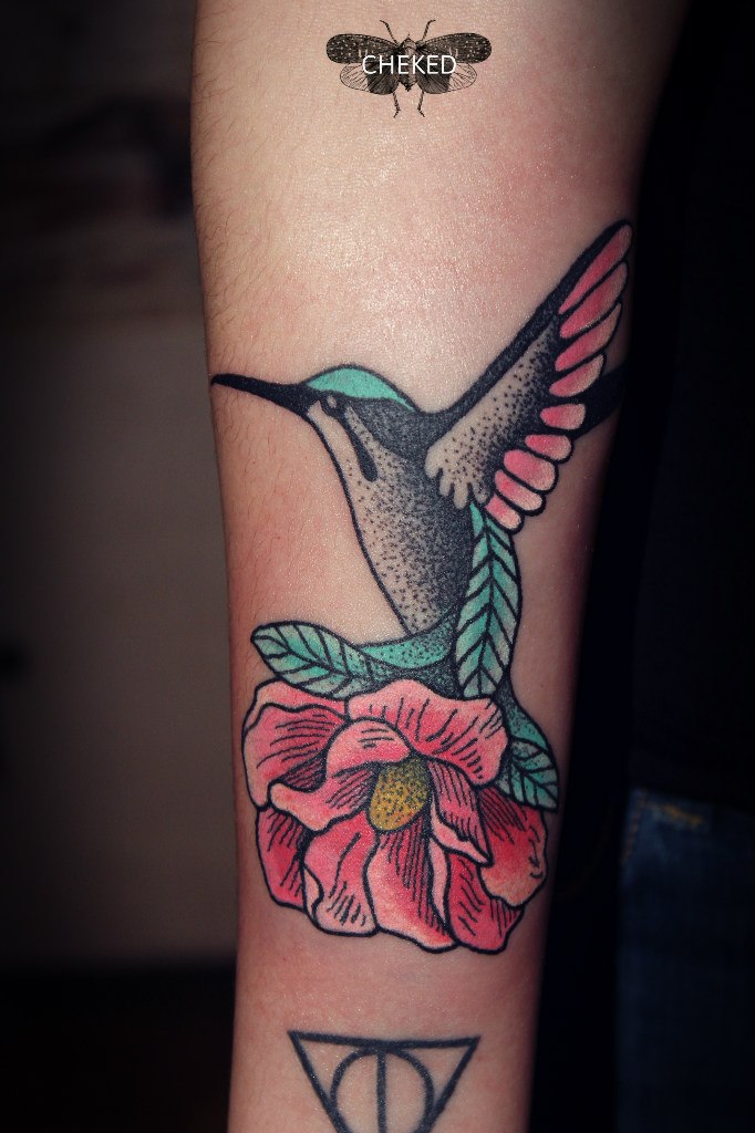 Художественная татуировка "Колибри с цветком". Мастер Алиса Cheked.