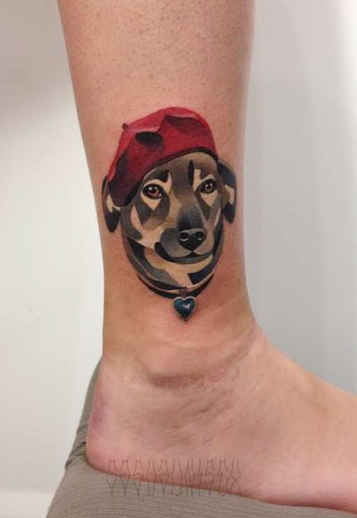 Художественная татуировка «Собачка в берете». Мастер Саша Unisex.