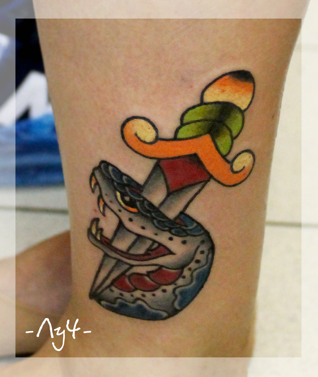 Художественная татуировка "Змея с кинжалом". Начинающий мастер Катя Лучникова.