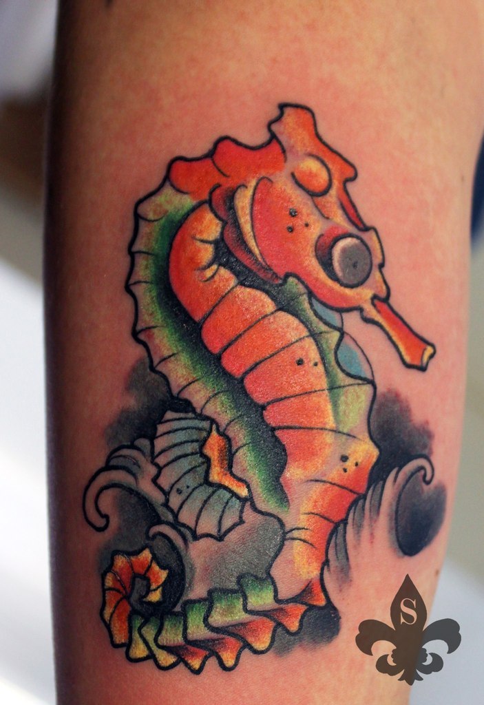 Художественная татуировка "Морской конек" от мастера Александра Соды Николаева.