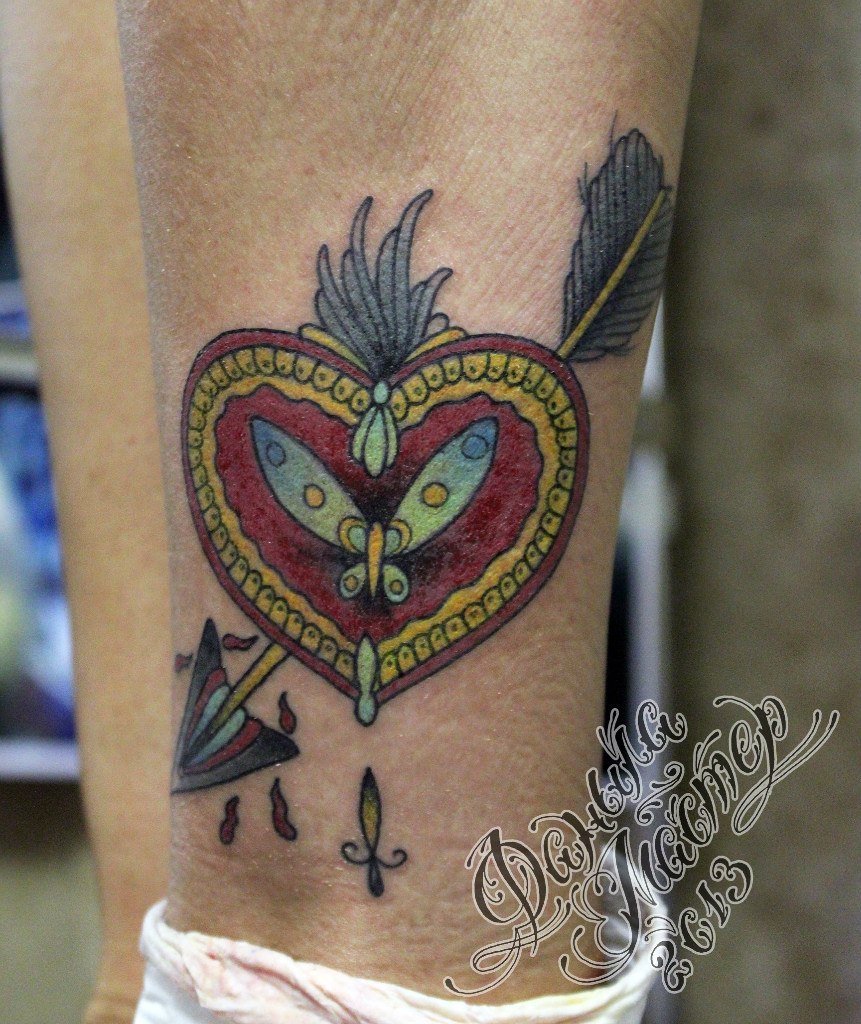 Художественная татуировка "Стрела в сердце" от Данилы-Мастера